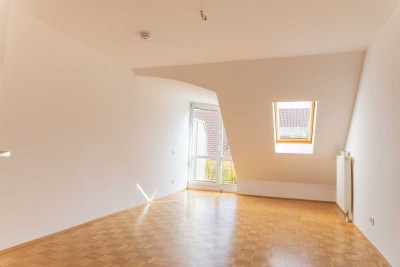 Bezugsfrei! sehr gepflegte 3 Zim. Dachwohnung mit Ausbaumöglichkeit