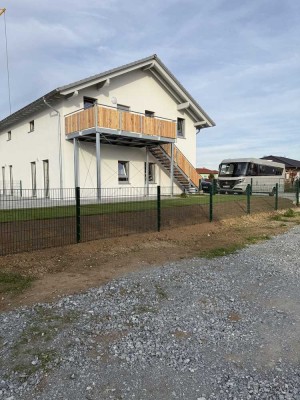 Ergeschosswohnung mit Garten oder Dachgeschosswohnung mit großem Balkon und eigenem Zugang