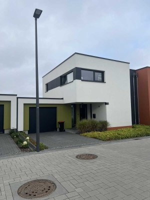 Luxus pur: Modernes Haus mit 5 Zimmern, Garten und Einbauküche