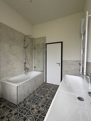 Ab 01.12. frei! Erstbezug nach Kernsanierung! Altbau-Juwel kernsanierter Villa – Erdgeschoss 2 ZKB