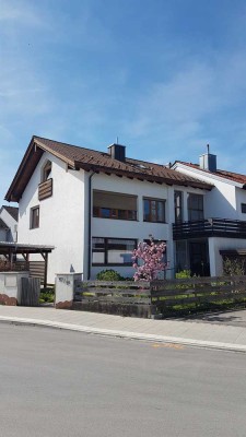 helle Dachgeschosswohnung mit Terrasse für Singles und Paare