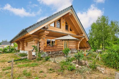 Neubau-Blockhaus mit Terrasse und nachhaltiger Bauweise