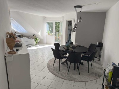 Schicke, helle 3-Zimmer-DG-Wohnung mit Balkon und Einbauküche