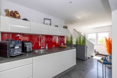 Modernes Einfamilienhaus mit Einliegerwohnung, Doppelgarage, Terrasse und zwei Balkonen
