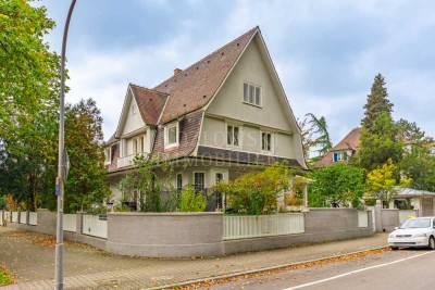 Bestlage am Neckar - Stilvolle 3,5-ZKB in Denkmalvilla mit 2 Balkonen und EBK!