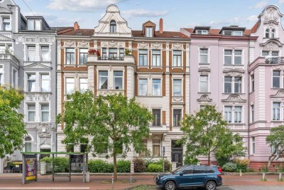 Im Herzen der List: Prachtvolle Altbauetage mit großem Balkon und Aufzug