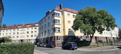 Bezugsfrei & kernsaniert & renoviert:  2-Zi.-Wohnung in königlicher Lage.