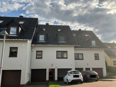 Gemütliche Dachgeschoss-Maisonette-Wohnung mit Renovierungsbedarf sucht neue Familie!