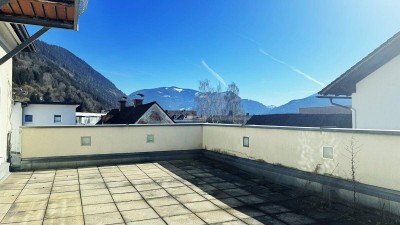 Liezen! Charmante Altbauwohnung: Große Räume, beeindruckender Stadt- und Bergblick