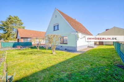 IMMOBERLIN.DE - Charmantes Haus mit Nebengebäuden in familienfreundlicher Lage