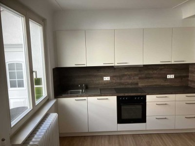 2ZKB - Erstbezug nach Modernisierung mit Balkon, neuer Einbauküche und neuem Bad: