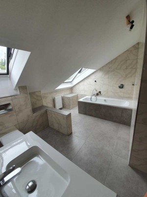 Schöne, helle 3,5 Zimmer Wohnung mit Dachterrasse & Balkon