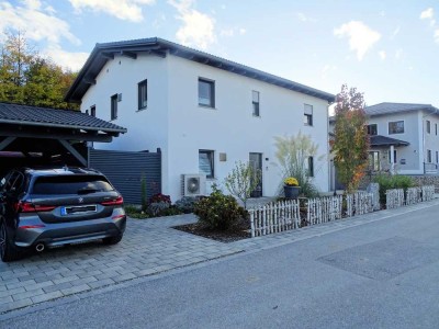 Top 1-2 Familienhaus A+ mit hochwertiger Außenanlage und großen Carport