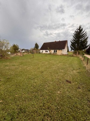 sanierungsbedürftiges EFH mit ca. 5.376 m² Grundstück in ruhiger Feldrand-Lage