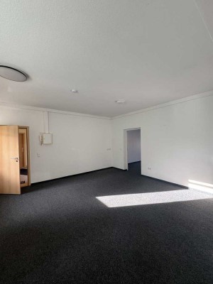 Großzügige 3 Zimmer Wohnung zu vermieten- auch ideal als Büro