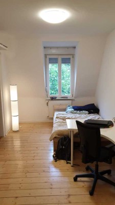 Liebevoll sanierte Altbauwohnung in gesuchter Lage in stattlichem Mehrfamilienhaus!