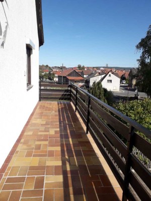 Attraktive 5-Zimmer-Wohnung mit großem Balkon und Wohnküche in Aidhausen