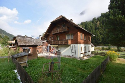 Landhaus in Muhr: Großzügige Fläche, 3 Balkone, Garage und mehr.