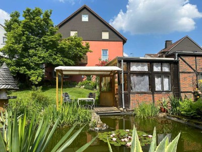 Zweifamilienhaus mit Einliegerwohnung und Teich im Traumgarten