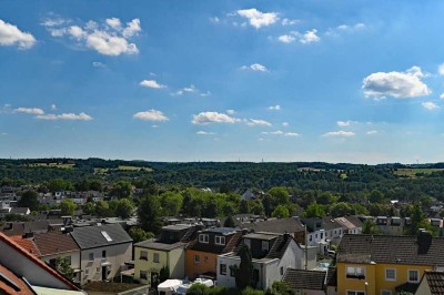 Bellevue in Heisingen! Chice, hausgroße 4-R.-Maisonette mit Balkon & 2 TG-Stellplätzen