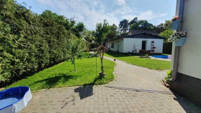 Süßes Einfamilienhaus mit Pool und Grundstück in Seenähe