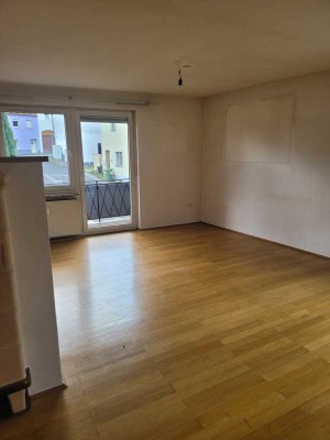 Helle und gepflegte 3-Zimmer-Wohnung mit Balkon und Einbauküche in Plößberg