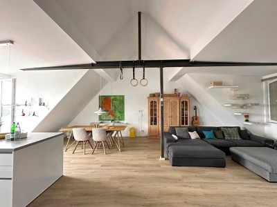 Helle 2-Zimmer-Dachgeschosswohnung mit Balkon in Köln Riehl