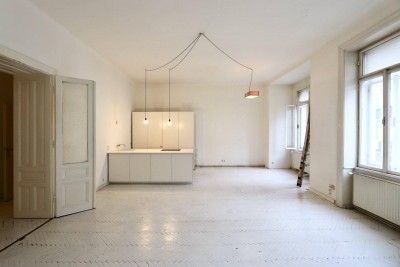 Nächst Neubaugasse! Südwestseitiger 4-Zimmer-Altbau mit Balkon in ruhiger Seitengasse!