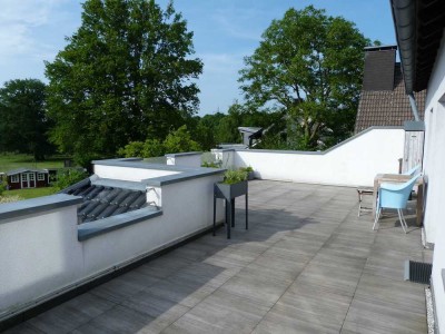 Penthausähnliche Traumwohnung mit 42 m2 großer Dachterrasse  in Zweifamilienhaus