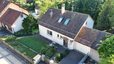 Einfamilienhaus in Waldnähe mit 4 Garagen & Garten
