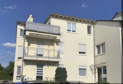 Modernisierte Wohnung mit zwei Zimmern sowie 2 Terrassen und EBK in Altenstadt