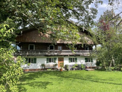 Gaißach | Denkmalgeschütztes Bauernhaus (Kopfhaus) östlich der Isar