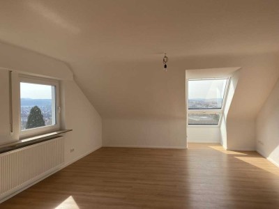 Sanierte Wohnung in Aussichtslage:  3-Zimmer-DG-Wohnung in Nürtingen