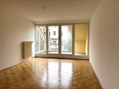 Tolle DG-Wohnung in zentraler Lage ** Balkon + Tageslichtbad +  Einbauküche & mehr **