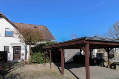 Charmante Doppelhaushälfte mit ELW in Feldrandlage – Großzügiger Garten und überdachte Stellplätze!