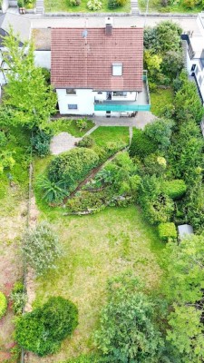 Freies Einfamilienhaus mit Einliegerwohnung und Doppelgarage, großer Garten - Littenweiler