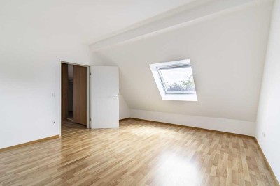 Top geschnittene, helle, neu renovierte 4-Zi.-Wohnung mit Balkon in ruhiger und gefragter Lage