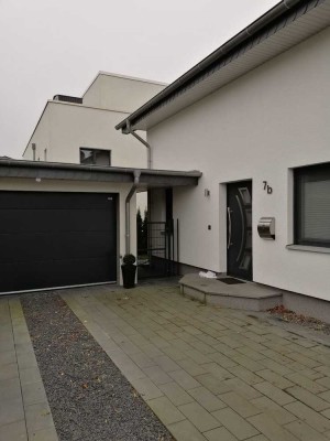 Doppelhaushälfte mit gehobener Innenausstattung und EBK in Meine