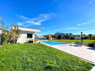 Pinsdorf pur: Großzügiges Wohnen mit Garten, Poolhaus &amp; Charme.