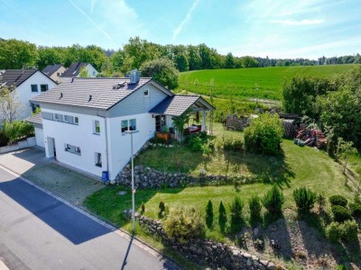 Modernes Wohnhaus Bj. 2018 mit Büro/Praxismöglichkeit in idyllischer Ortsrandlage in Weitramsdorf OT