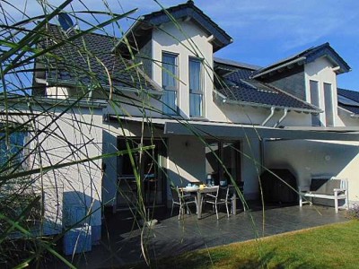***EDEL+STILSICHER -  NEUWERTIGE WOHNOASE MIT GARTENPARADIES FÜR DIE WACHSENDE FAMILIE!***