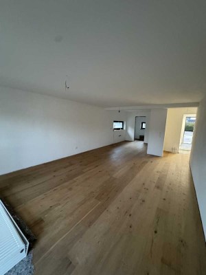 Erstbezug: 3-Zimmer- Wohnung mit gehobener Innenausstattung, EBK und Balkon