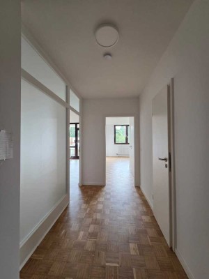 Frisch renovierte 2-Zimmer-Wohnung mit Loggia in Bonn-Castell unweit der Rheinpromenade