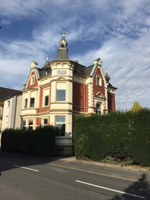 Historische Rarität: Stadtvilla mit 3 Wohnungen, 5 Stellplätzen und parkähnlichem Garten