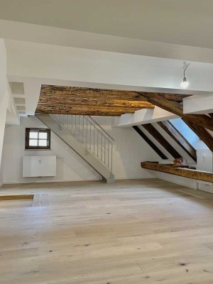 ***NEU - Wohnen mitten in der R-Altstadt - ruhig - DG über 2 Ebenen - Einzeldenkmal ***