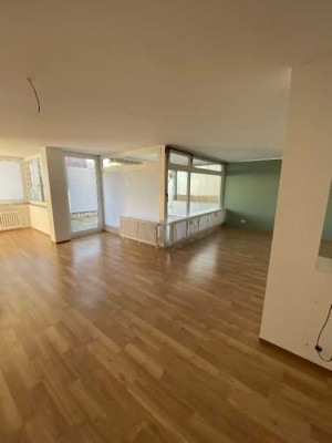 Große 4 Zimmer Wohnung mit 2 Bädern und Terrasse in Innenstadtnähe!