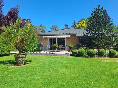 Bungalow mit tollem Anwesen und 100 m² Nebengelass m. Garage auf gr. Grundstück