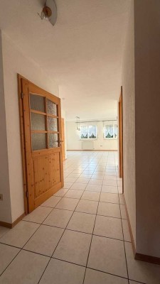 Attraktive Atelier-Wohnung mit Einbauküche, zwei Balkone und Stellplatz in Kürnach