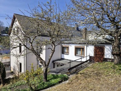Einfamilienhaus mit Garagen und Garten in Kirchberg zu verkaufen!