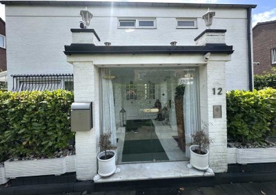 Einfamilienhaus mit Garage und Stellplatz in Neuss